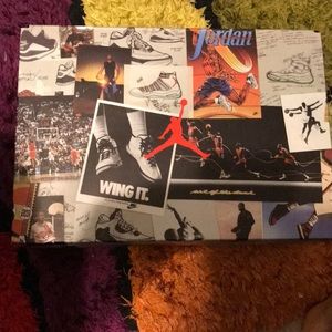 Used comes with box and extra pair of laces